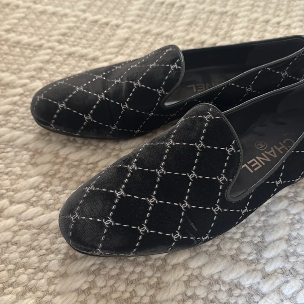 CHANEL - Women’s Grey Velvet Quilted CC Logo Loafers Slippers - Size: 37.5